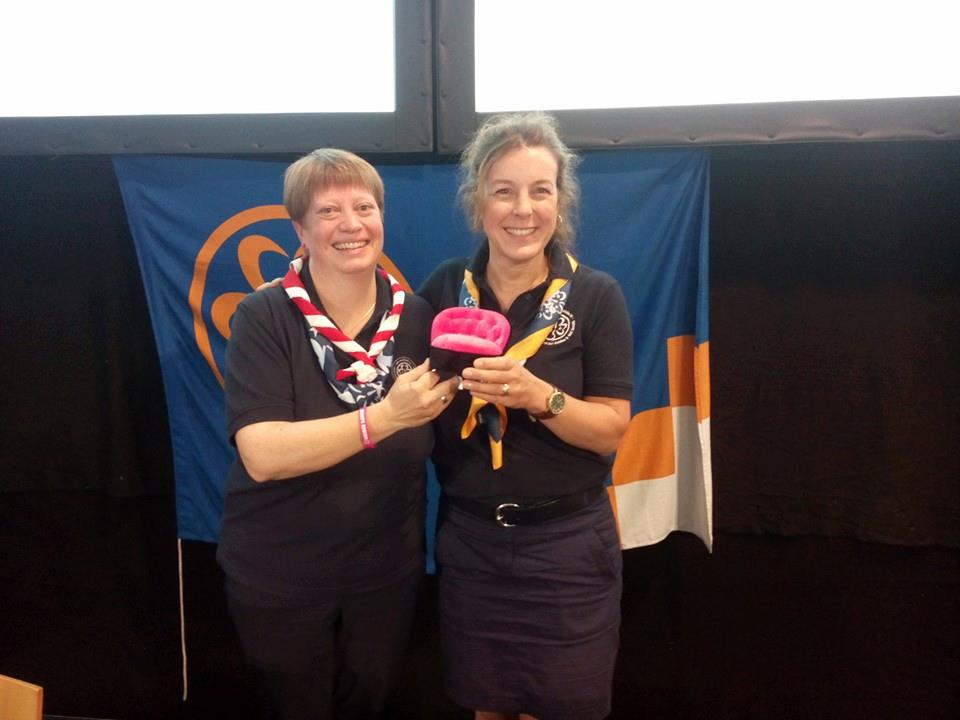 Corinna übergibt den Vorsitz an Marjolein. Foto: WAGGGS Europa