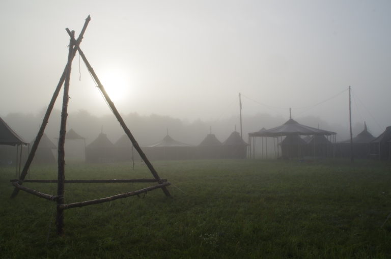 Lager im Nebel
